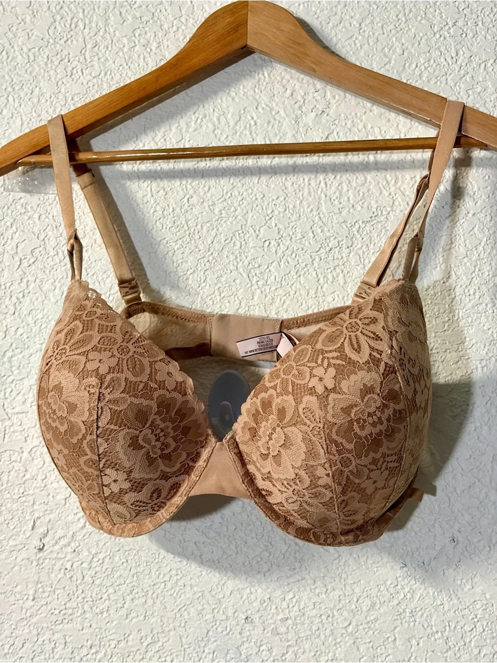Victoria’s Secret Nude Floral Lace Underwire Bra with Adjustable Straps 38DD NWT
